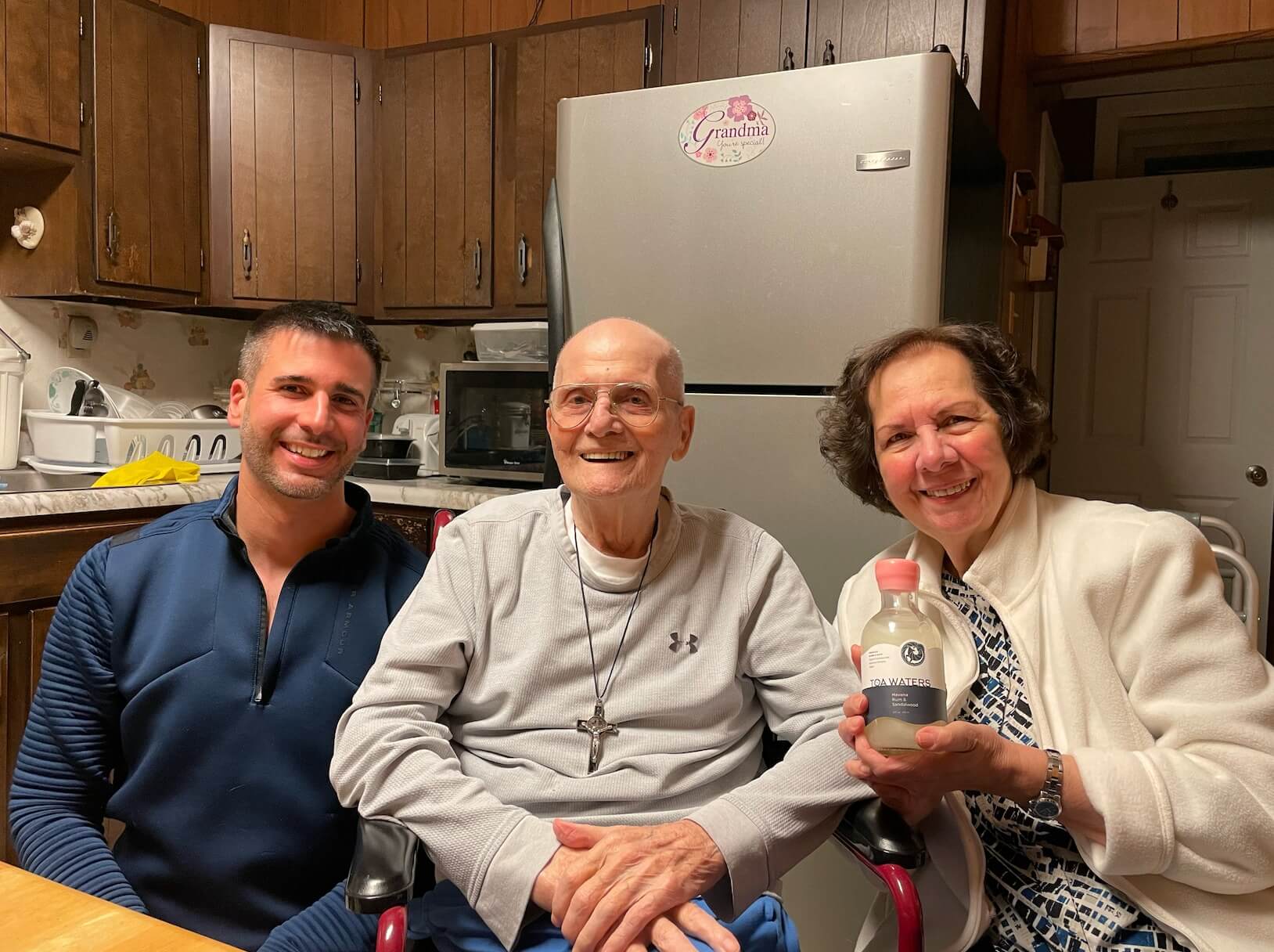 The grandparents of TOA Waters' founder, Javier Folgar, receiving the first Havana bubble bath bottle ever made - a bubble bath inspired after this couple.